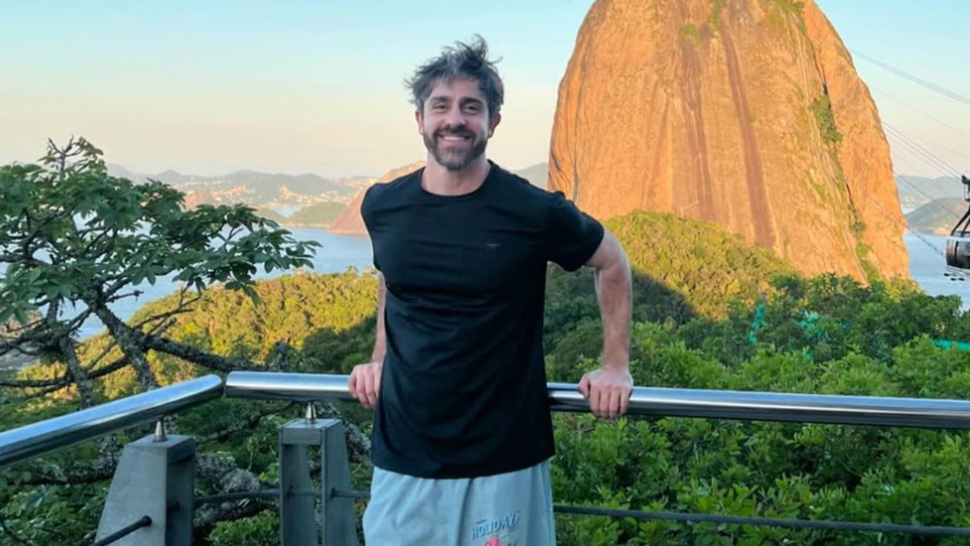 Felipe Abib, de Garota do Momento, trabalhou como garçom fora do Brasil: ‘Um assalariado’