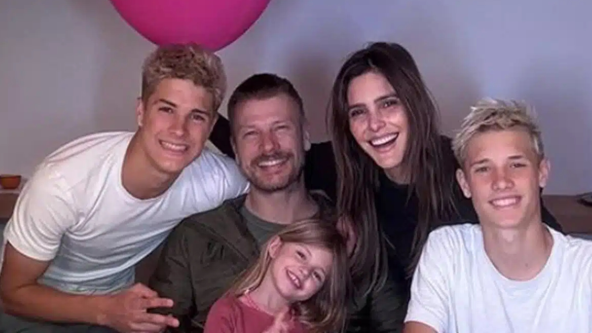 Fernanda Lima expõe séria conversa com os filhos de 16 anos: ‘Mal beijaram’
