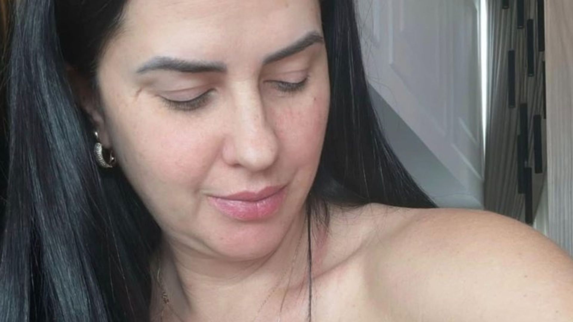 Graciele Lacerda surge amamentando a filha recém-nascida: ‘Ela toma o dela’