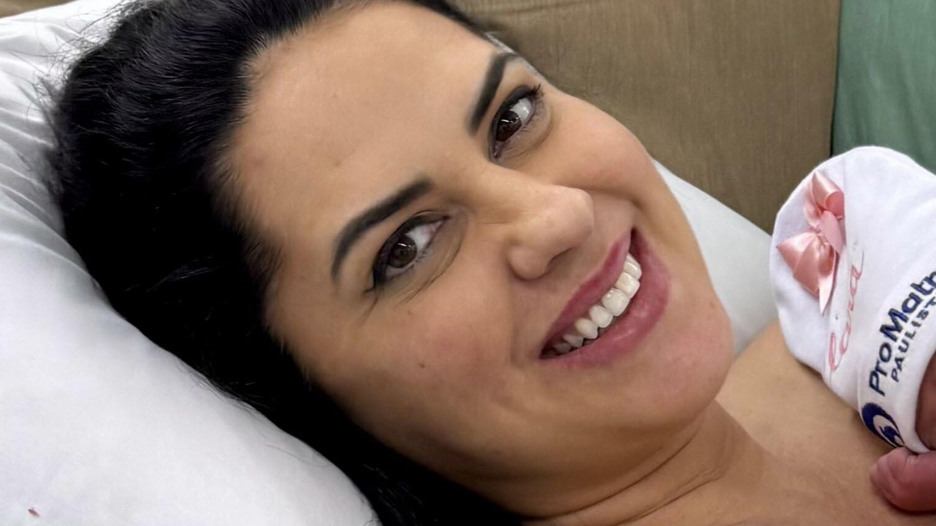 Graciele Lacerda posa com a filha nos braços após o parto: ‘Foi inesquecível’