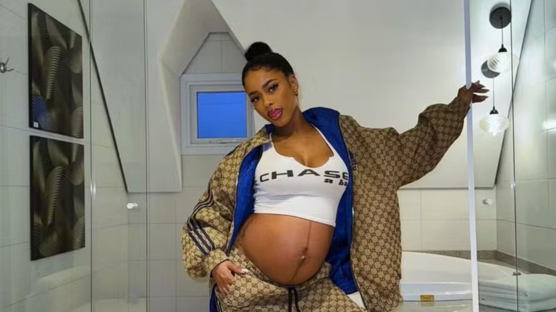 Grávida de MC Daniel, Lorena Maria se surpreende com marca na barriga: ‘Impressionada’