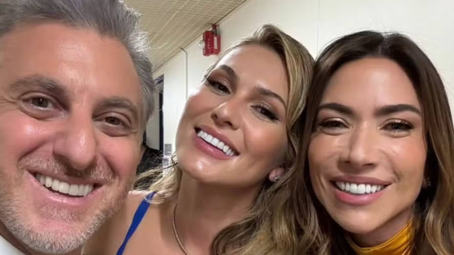 Patrícia Abravanel surpreende Lívia Andrade com presente no ‘Melhores do Ano’
