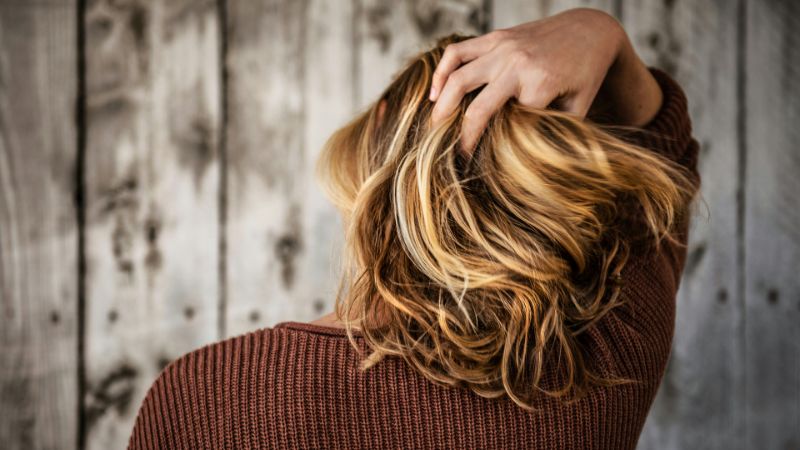 Queda de cabelo x estresse: Entenda as causas e como lidar com o problema