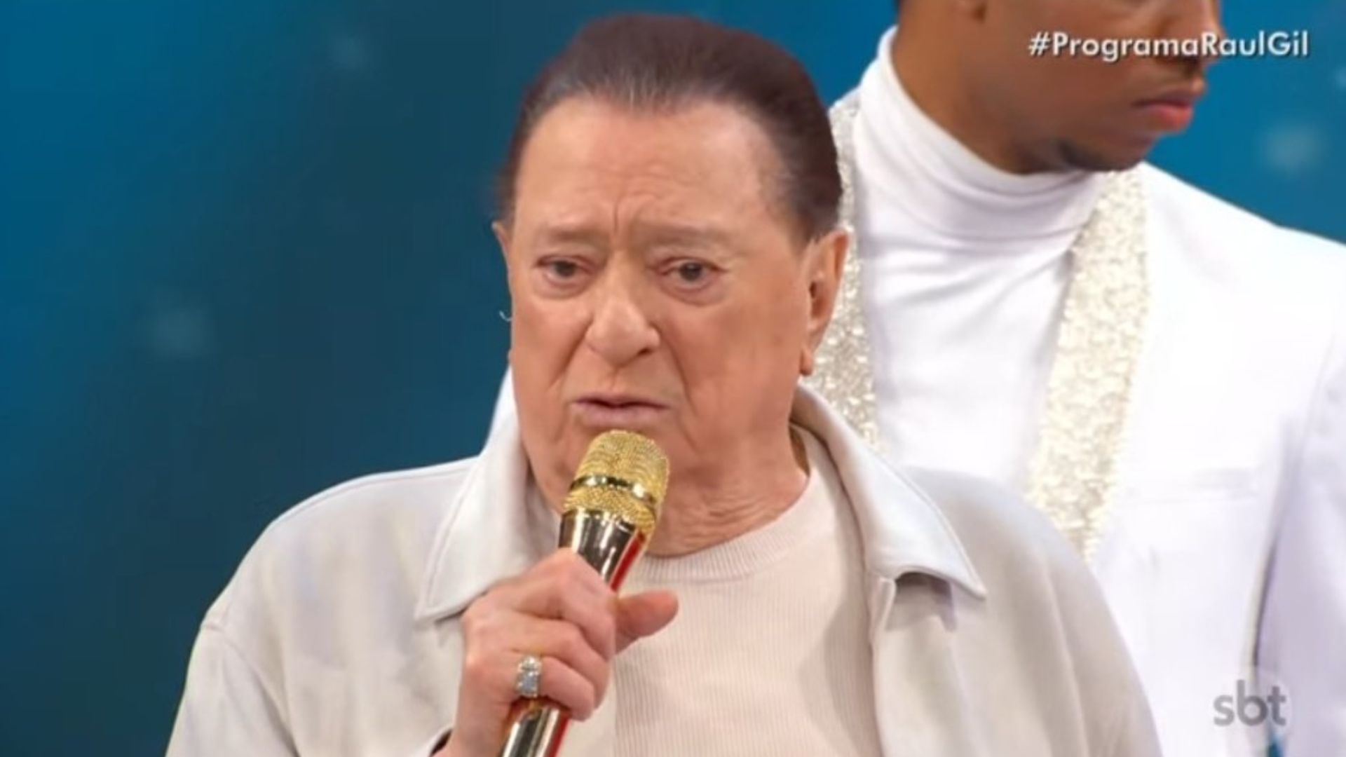 Raul Gil se emociona e cita filhas de Silvio Santos em despedida do SBT: ‘Triste pra eles’