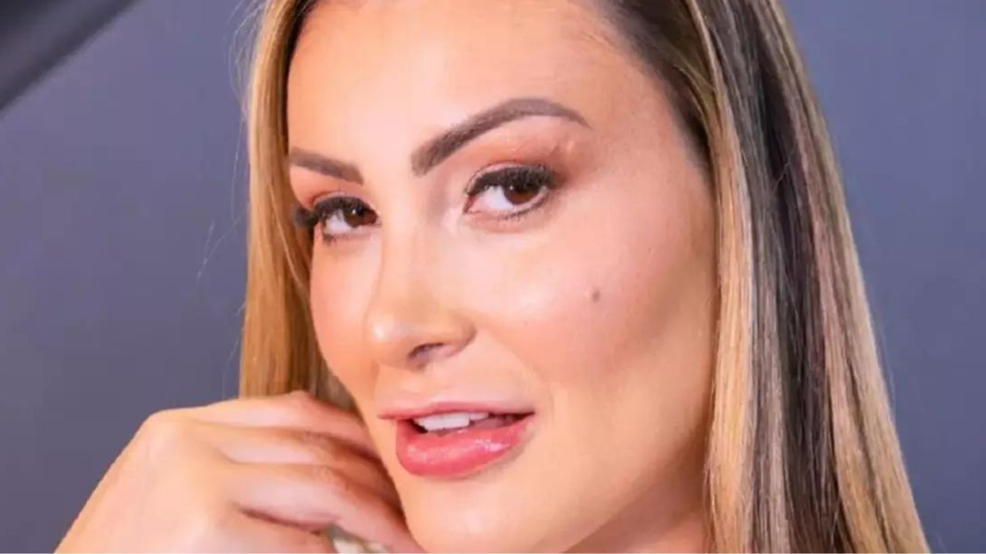Ainda tem espaço? Andressa Urach choca ao cobrir corpo com tatuagens