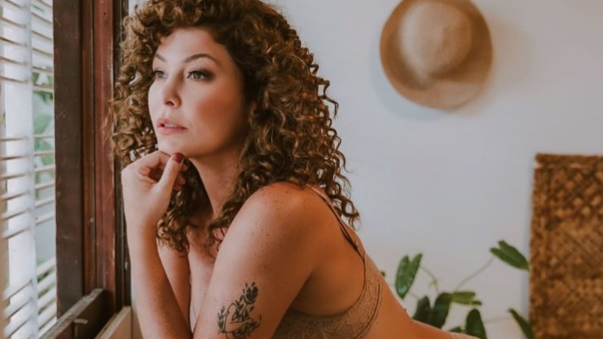 Bárbara Borges escancara sensualidade ao posar de lingerie: “Surreal”