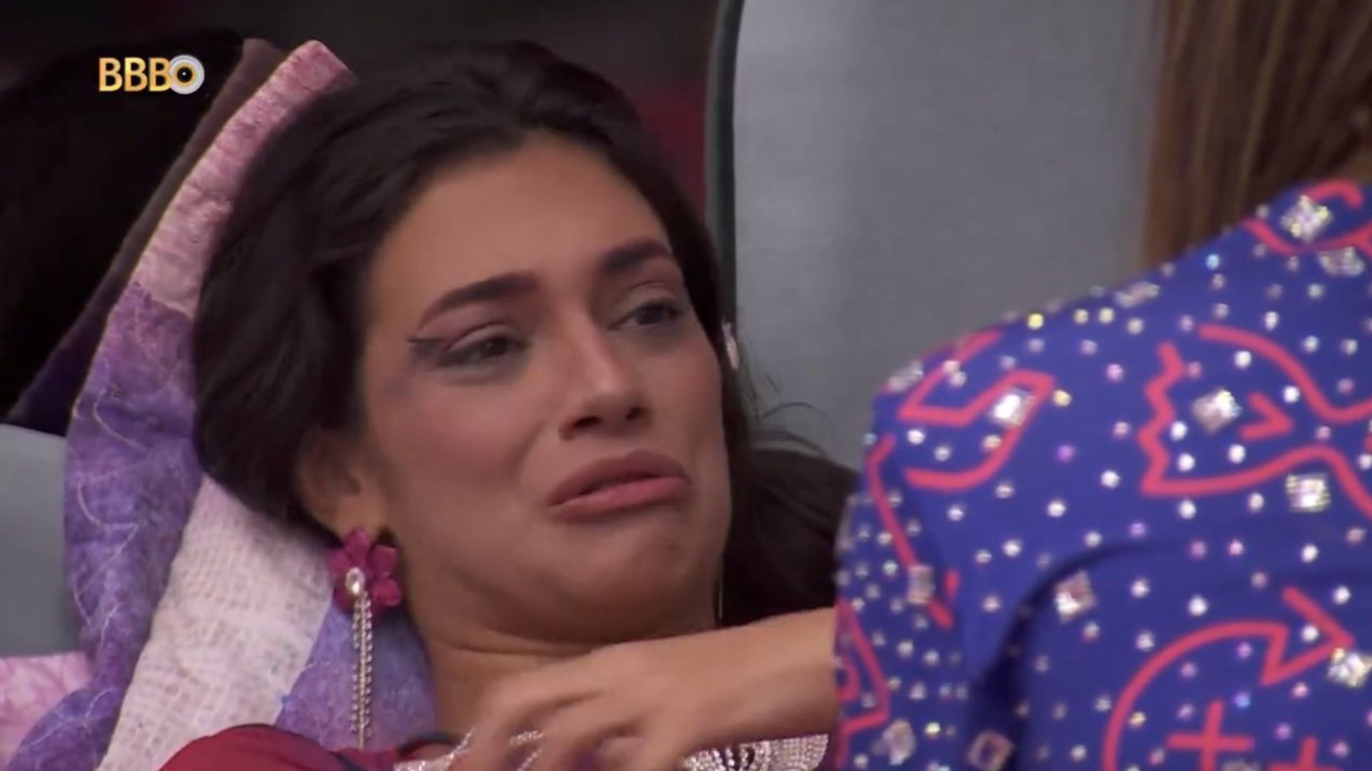 BBB24: Alane cai em prantos após bronca de Tadeu: “Ser perfeita”