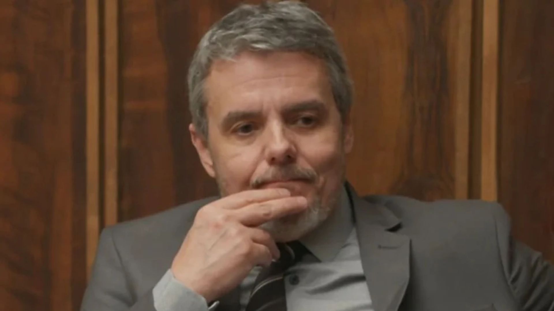 Elas por Elas: Após destruir namoro, Roberto começa nova armação contra Lara