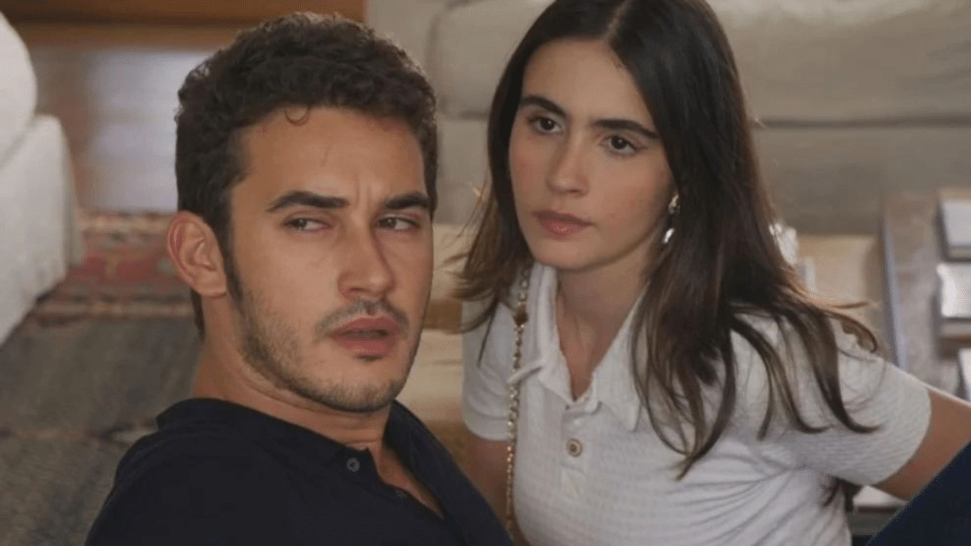 Elas por Elas: Cris se declara para Giovanni e é flagrada por Ísis