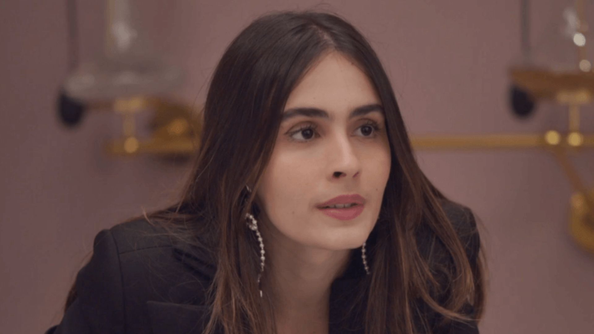 Elas por Elas: Em julgamento, Cris entrega nome de Helena