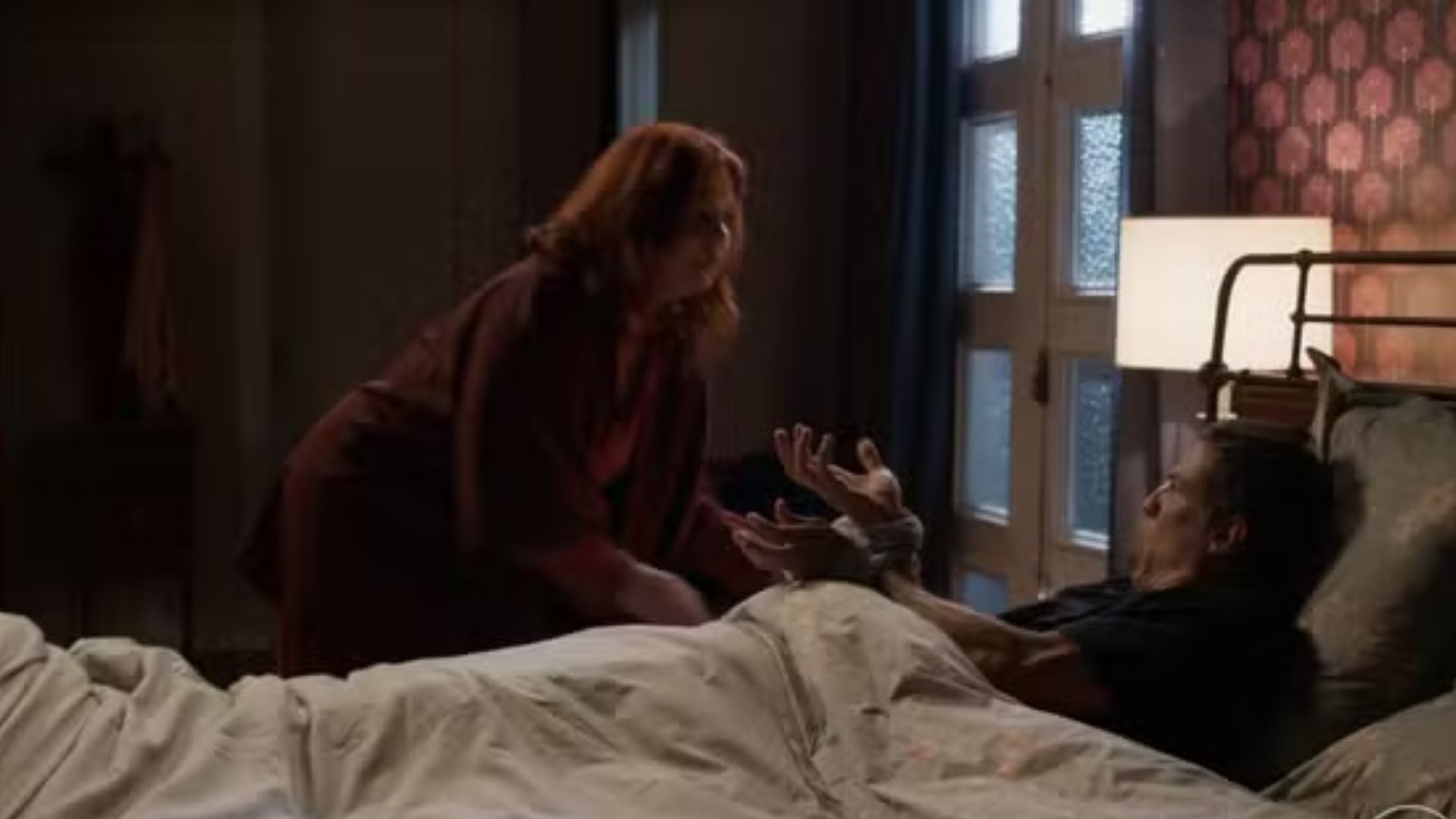 Elas por Elas: Jonas engana Helena e escapa de cativeiro