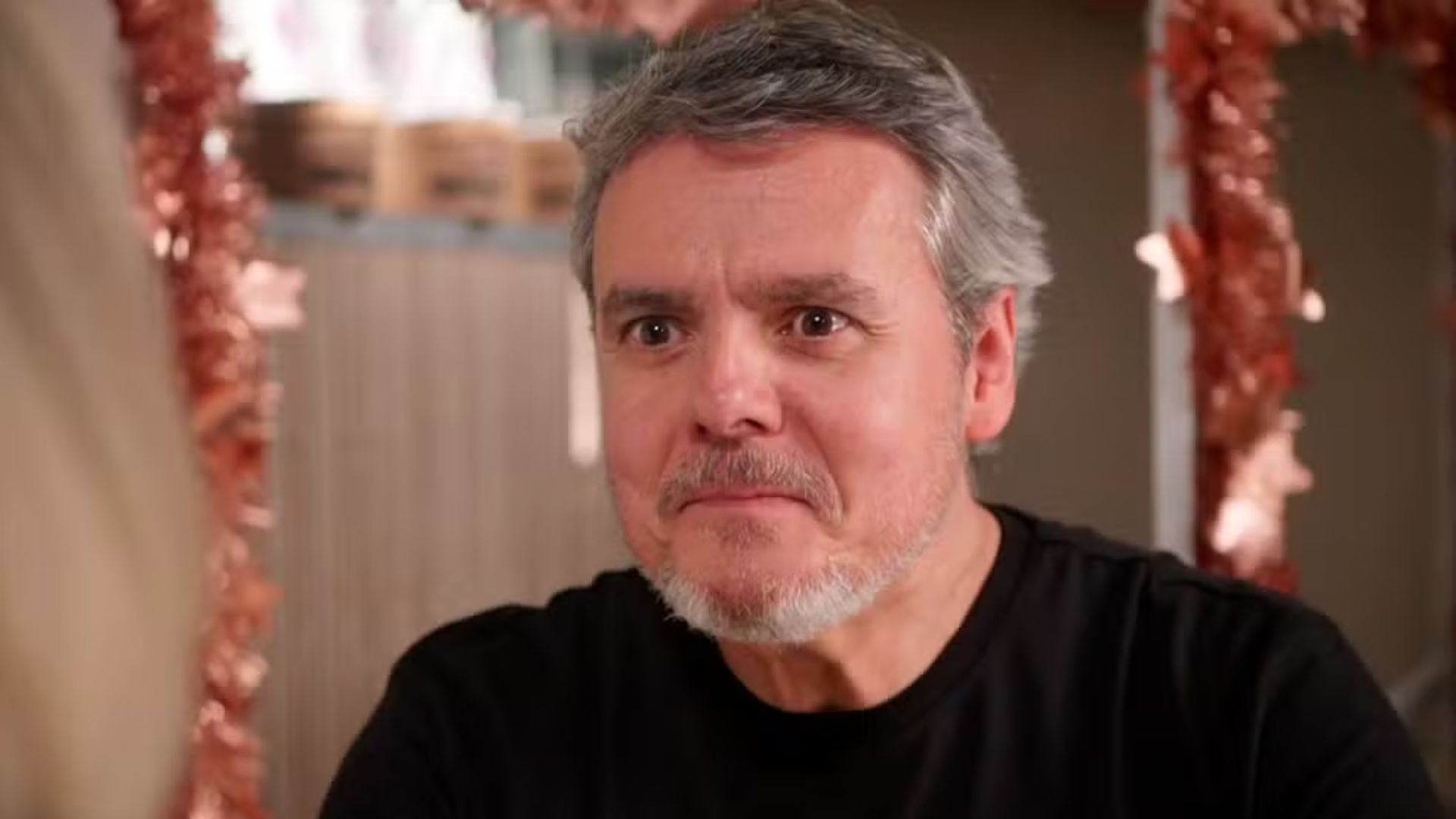 Elas por Elas: Roberto treina testemunha falsa e acaba com Taís