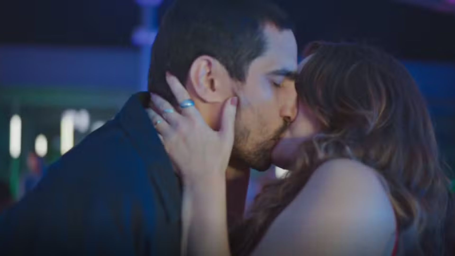 Família É Tudo: Dispensando preocupações, Tom pede Vênus em casamento