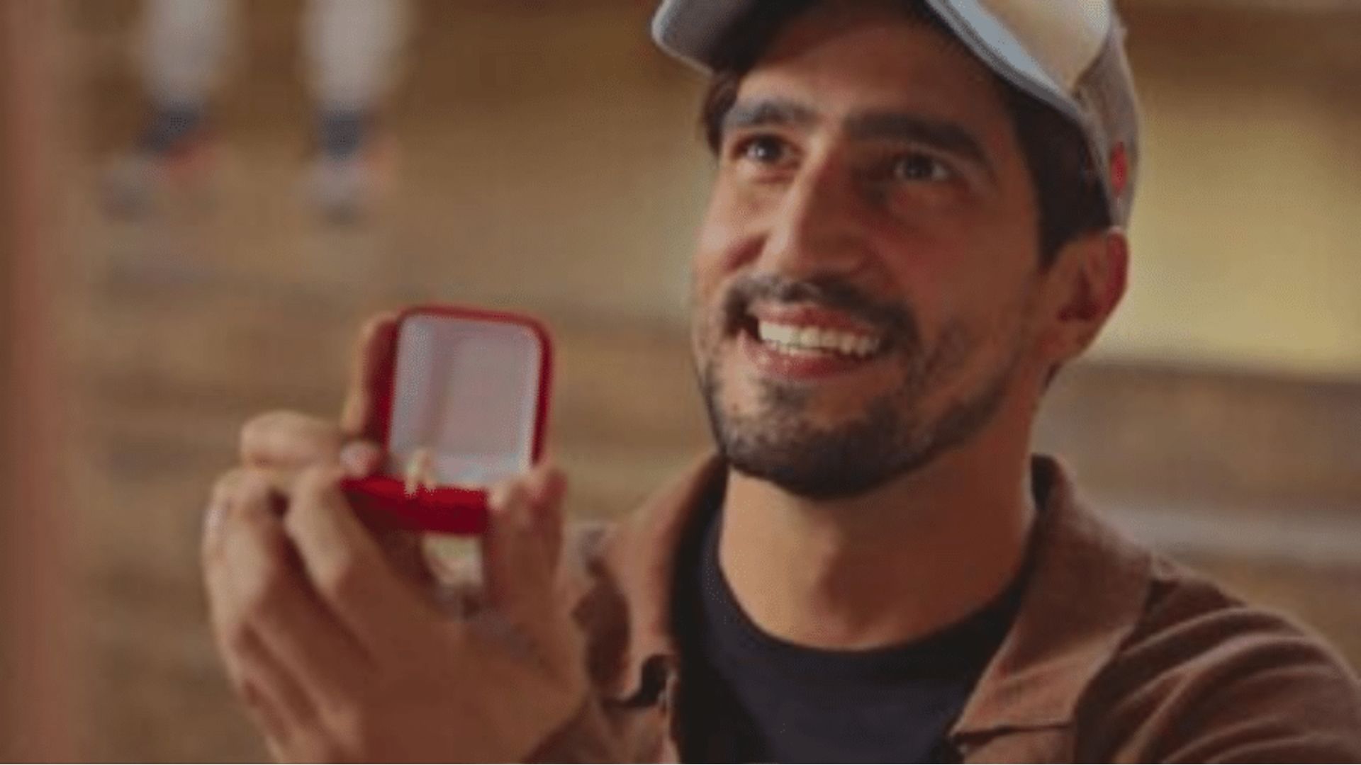 Família É Tudo: Em flashmob, Tom pede Vênus em casamento