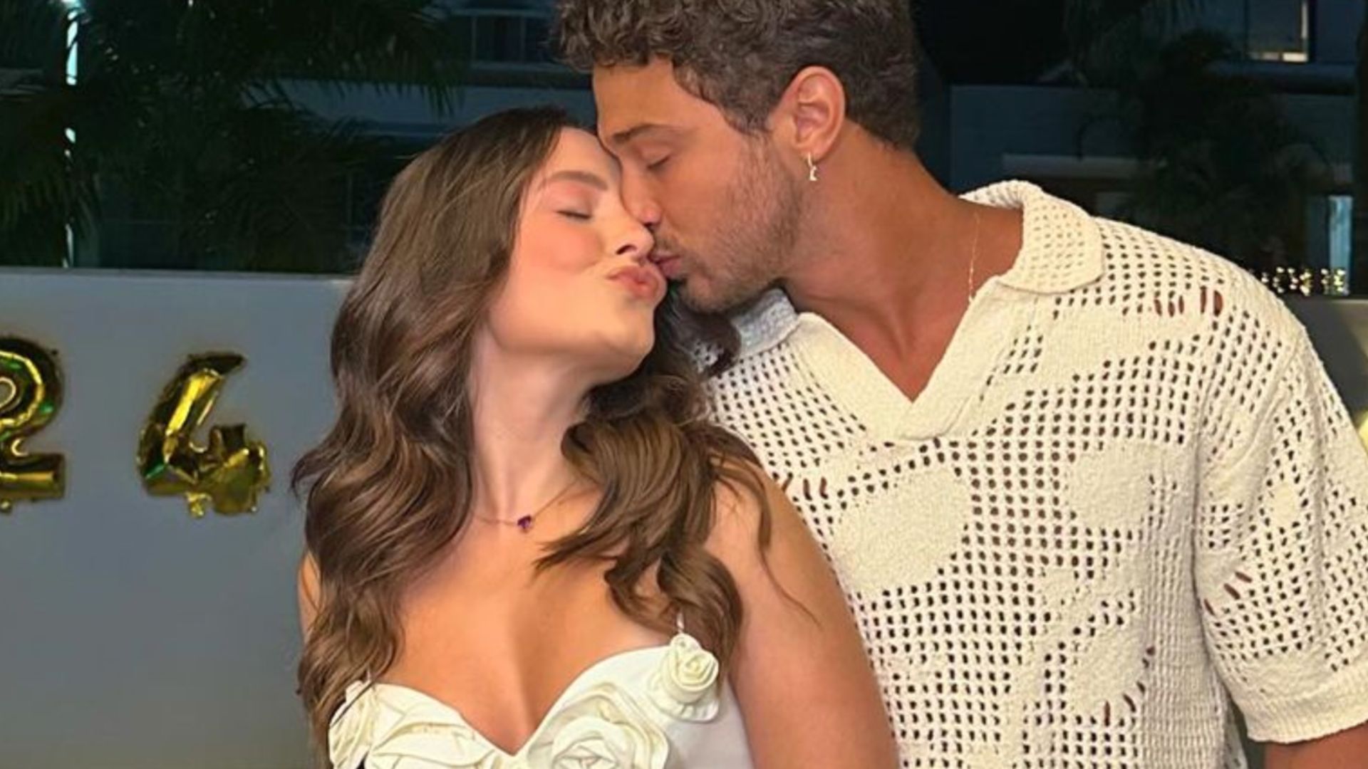 Grávida? Larissa Manoela exibe barriguinha suspeita em foto ao lado do marido
