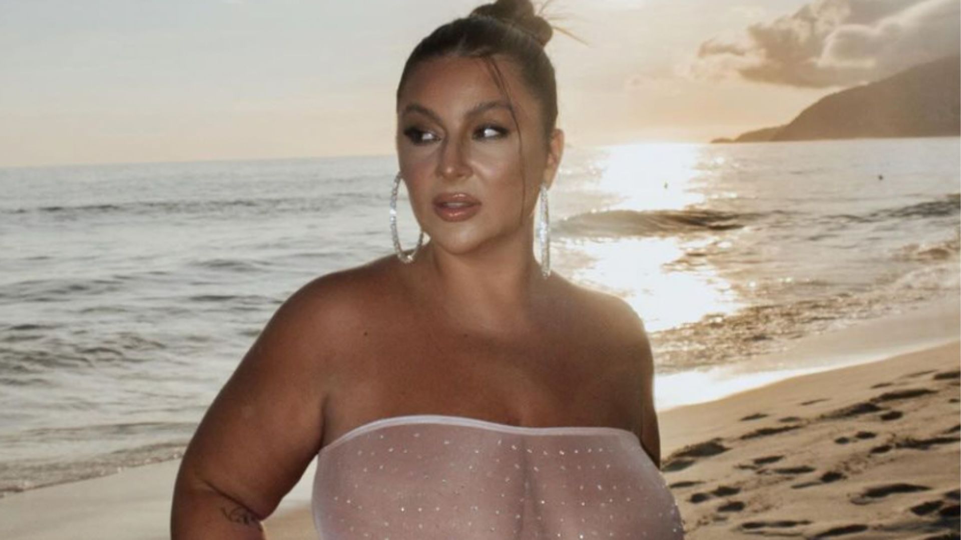 Letticia Munniz aposta em look transparente e arrasa na virada de ano