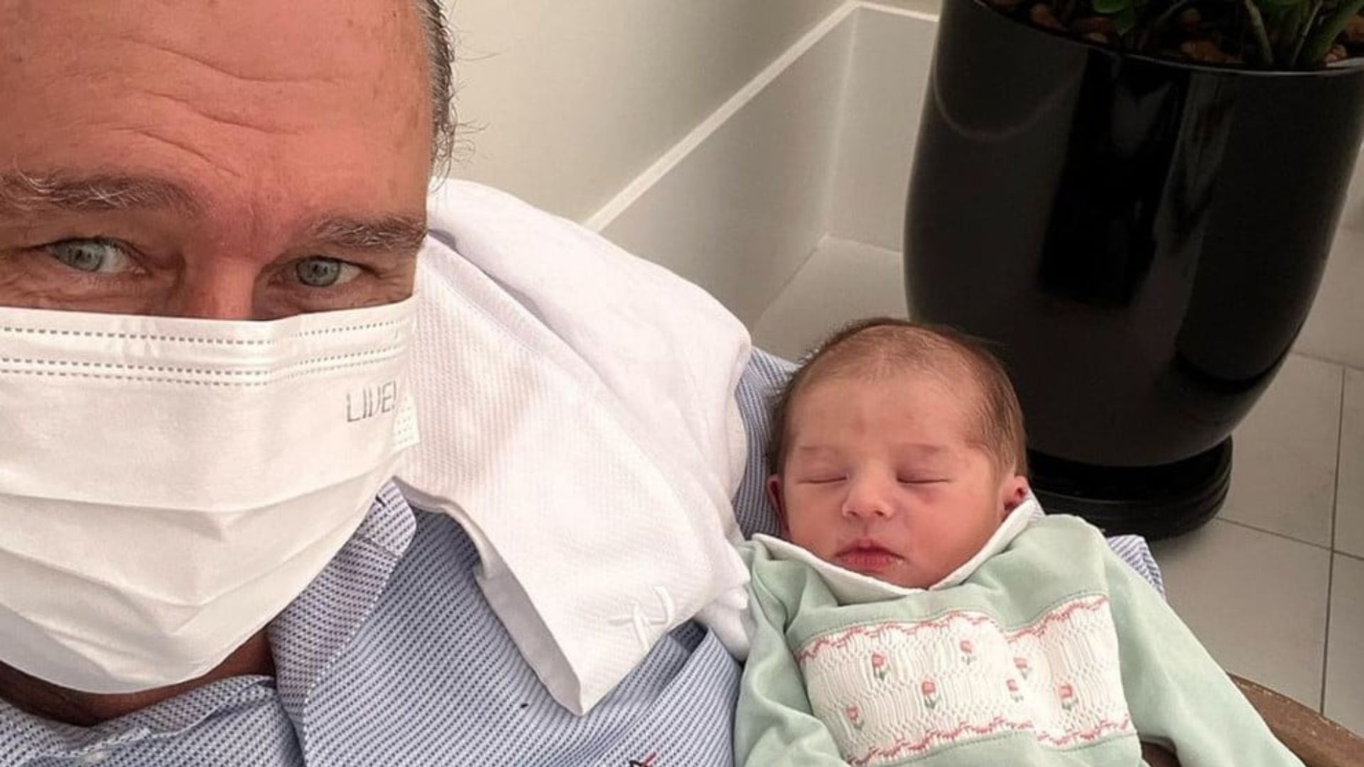 Pai de Fernanda Paes Leme se emociona com chegada de neta: “Sem reação”