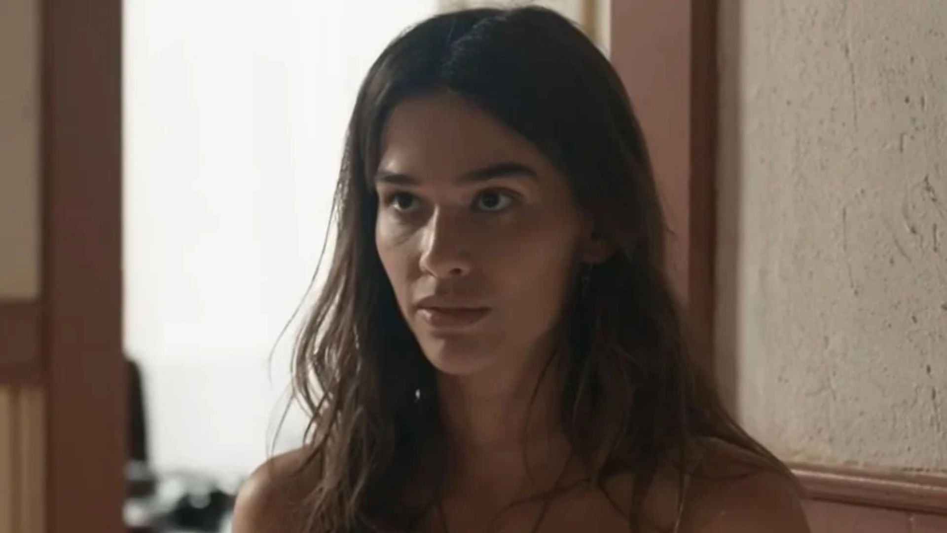 Renascer: Enciumada, Mariana se insinua para João Pedro e leva fora