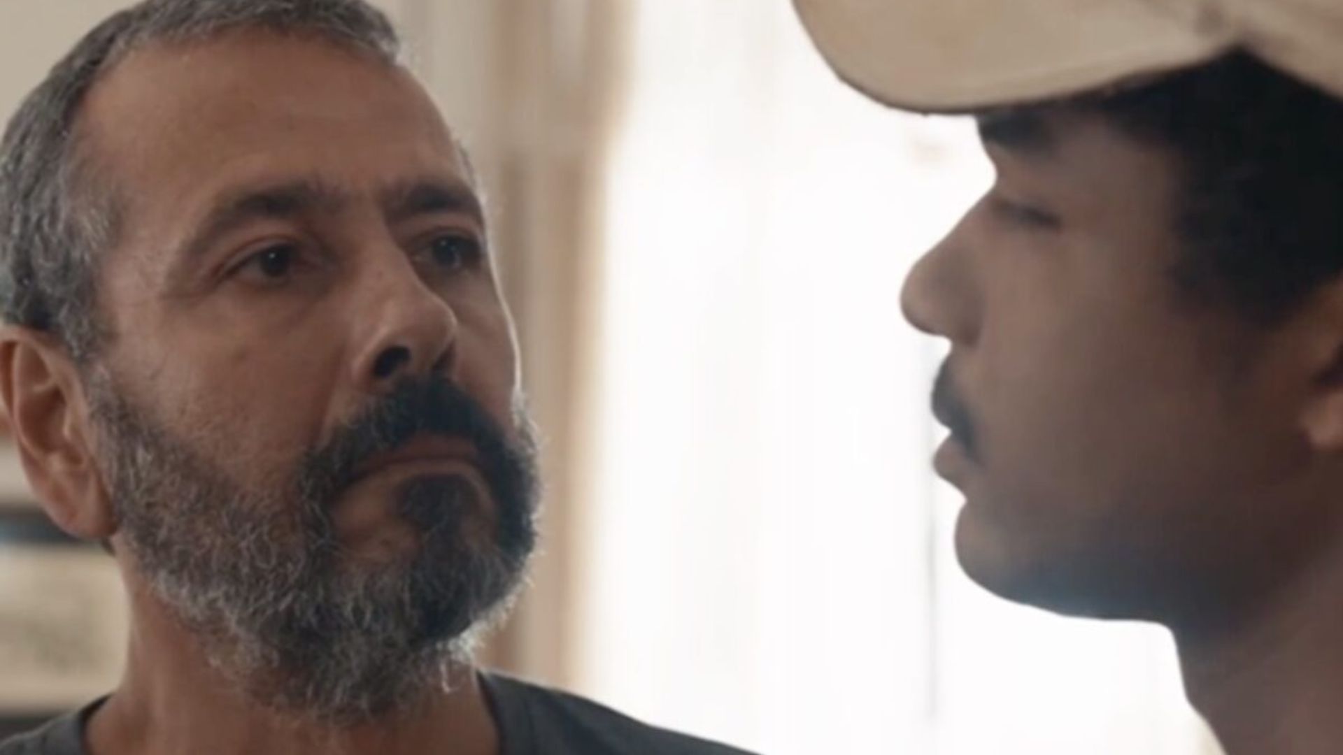 Renascer: Inocêncio faz João Pedro cair no choro com promessa: “Lhe juro!”