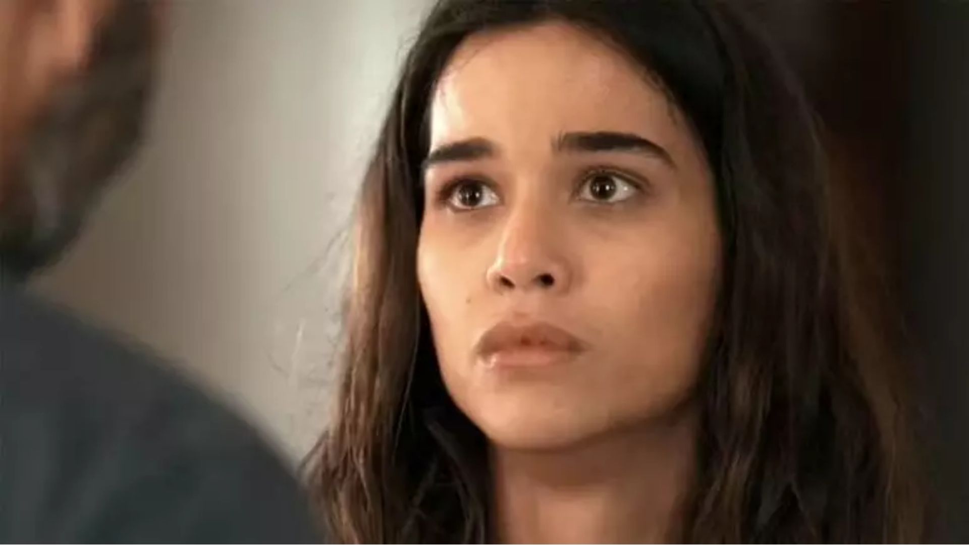 Renascer: Mariana se desespera ao descobrir sobre casamento