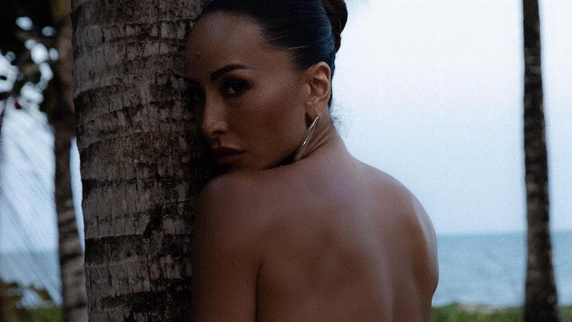 De topless, Sabrina Sato empina bumbum com fio-dental de pingentes: “Corpão”