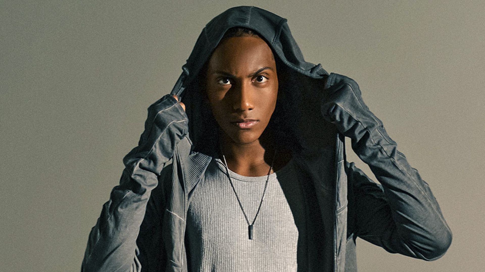 Ator e cantor, Agyei Augusto usa a moda para expressar sua personalidade