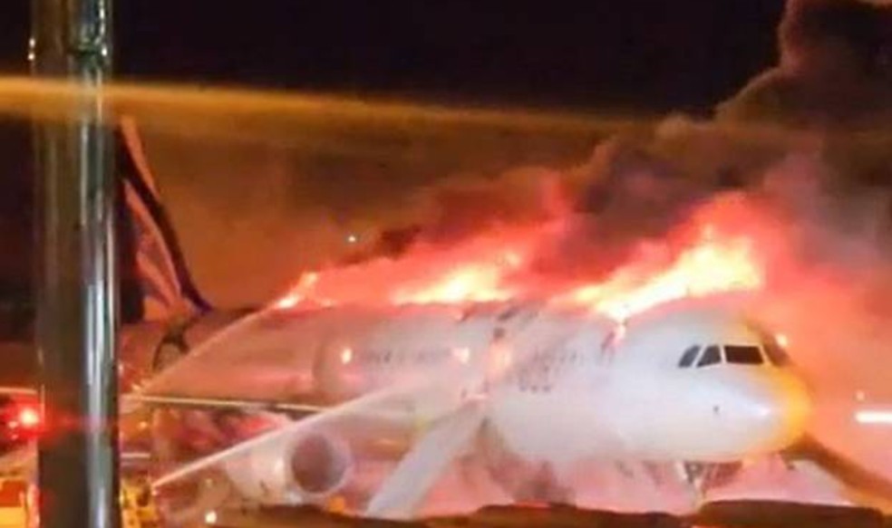 Avião pega fogo com 169 passageiros e tripulação na Coreia do Sul