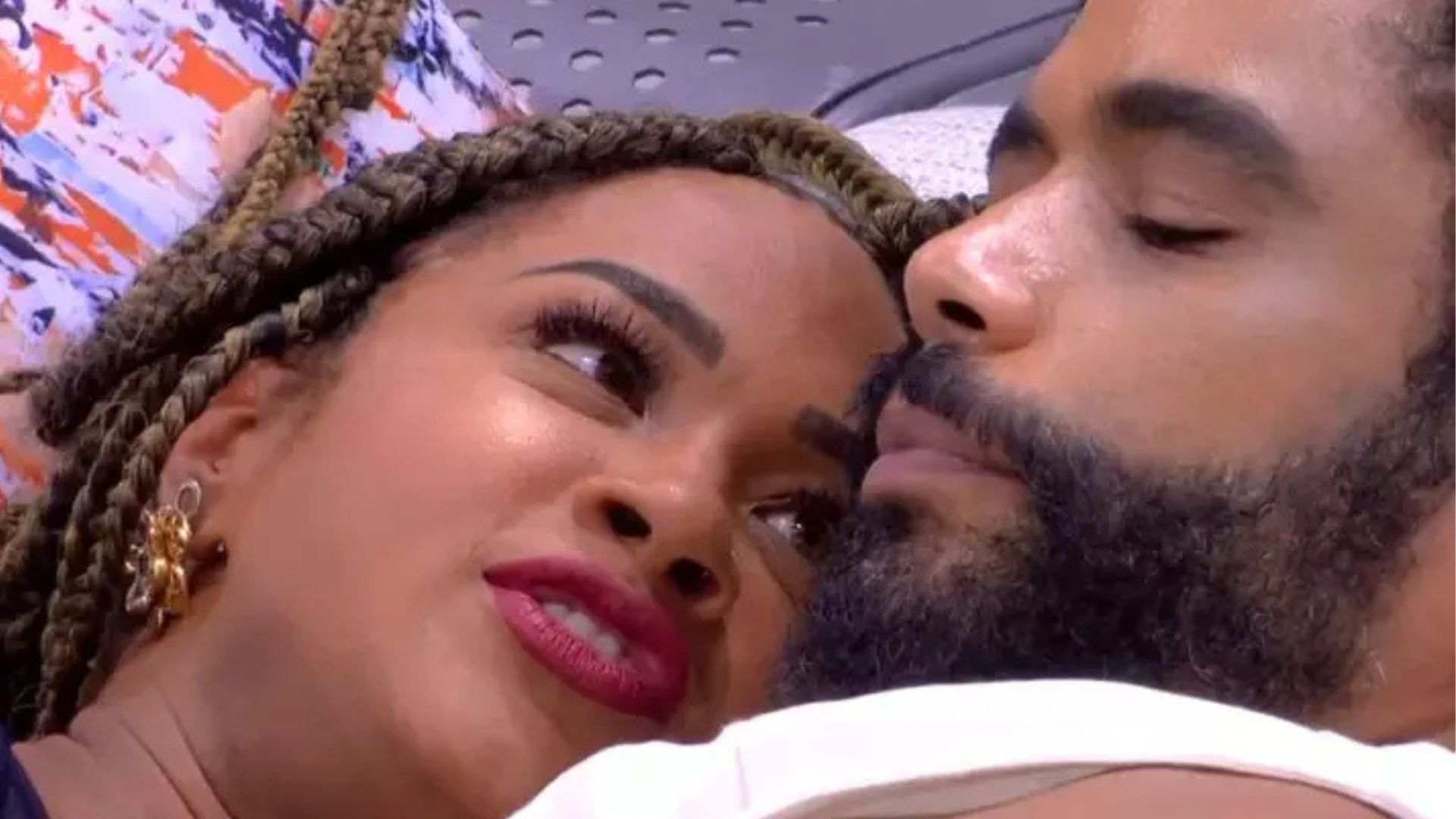 BBB25: Em momento íntimo, Aline faz pedido para Diogo: ‘Beijo de novela’