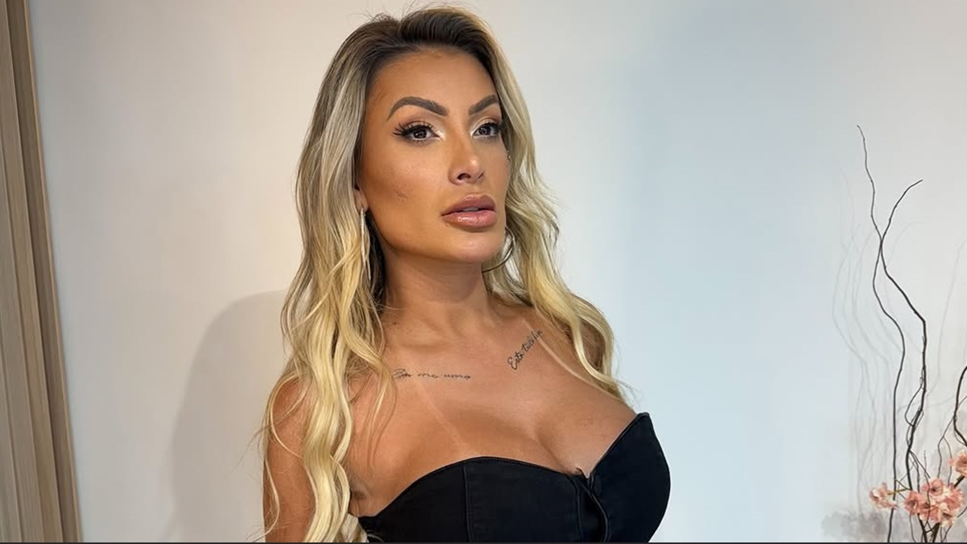 Andressa Urach usa disfarce para curtir férias e fala sobre fidelidade: ‘Sorte que a mamãe é’