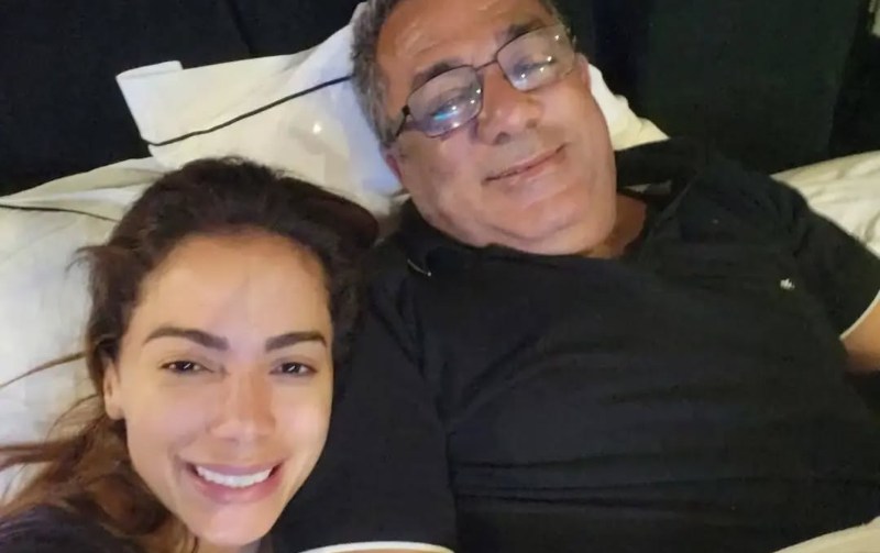 Anitta e pai entrarão em dupla no ‘BBB25’? Anúncio foi dado por Tadeu Schmidt