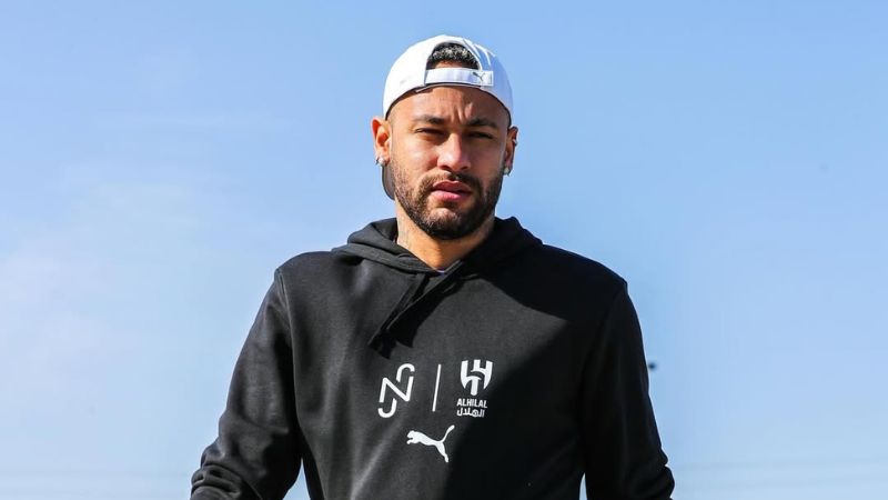 Após 18 horas de voo, Neymar faz primeira aparição pública no Brasil: ‘Casa’
