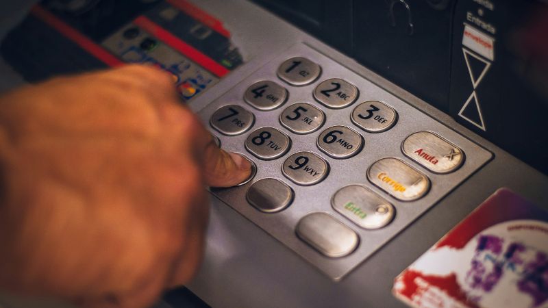 Assaltante trapalhão tenta roubar banco nos EUA, mas letra ilegível estraga o plano
