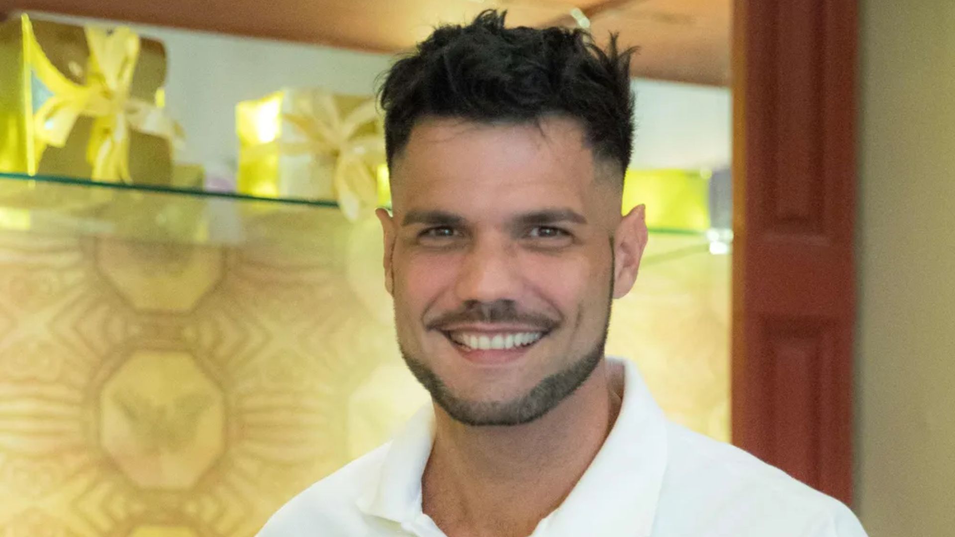 Sem espaço na TV, ex-galã da Globo trabalha como vendedor em shopping