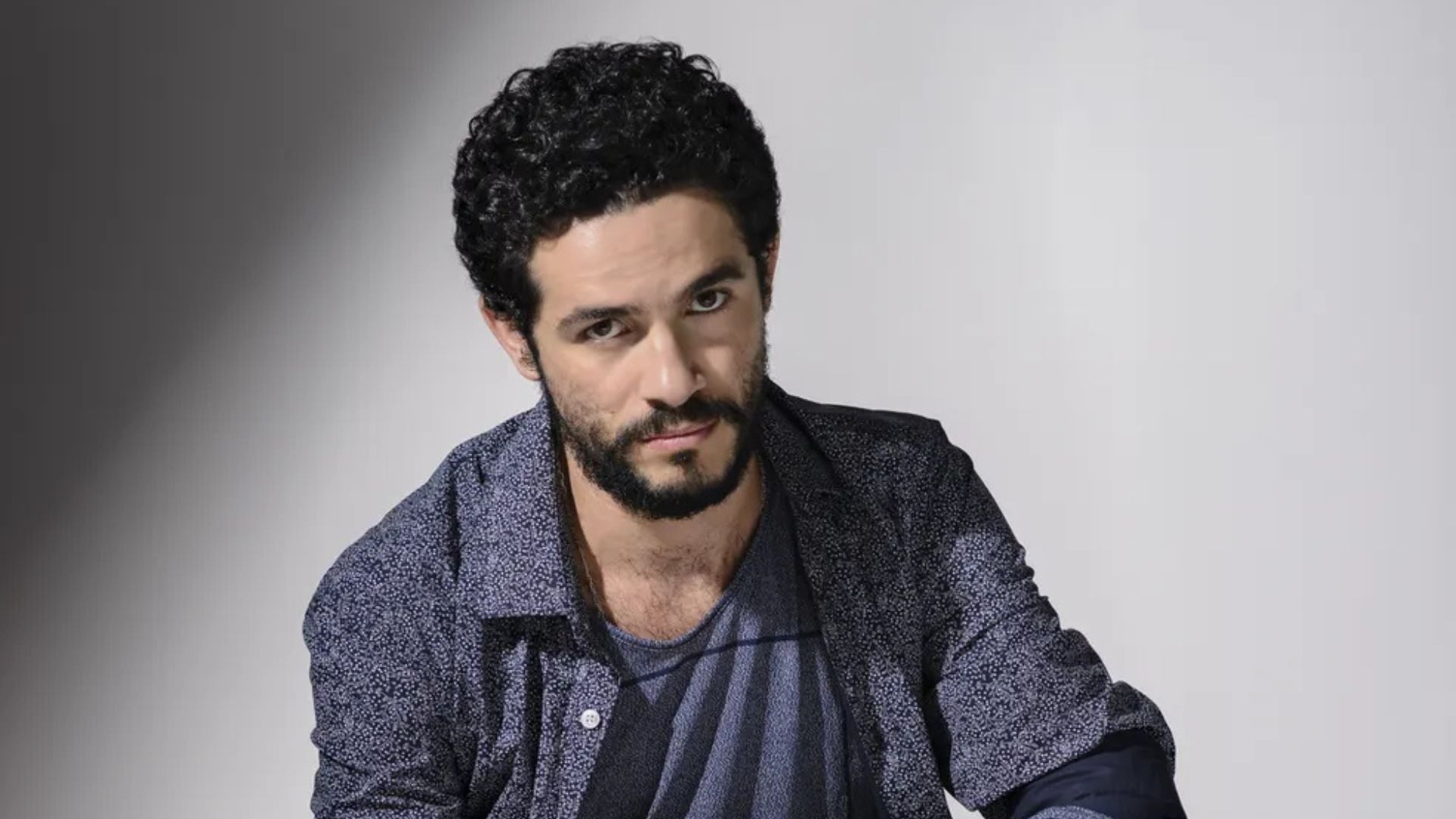 Vinícius de Oliveira expõe falta de oportunidades em novelas: ‘Convite nunca teve’