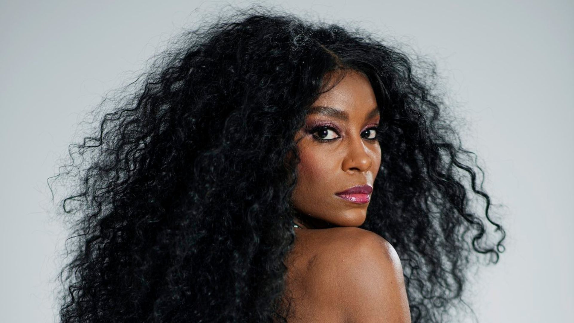 Jeniffer Dias entrega preparação para interpretar cantora em Rensga Hits: ‘Loucura’