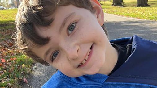 Menino morre asfixiado após mãe de 150 kg deitar sobre ele como punição