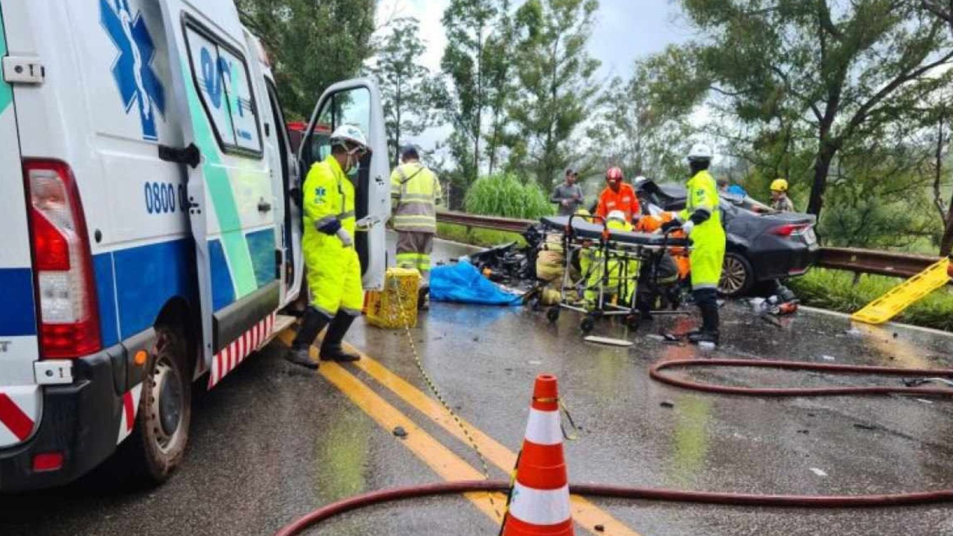 Assaltante morre durante roubo e é arremessado de carro por cúmplice