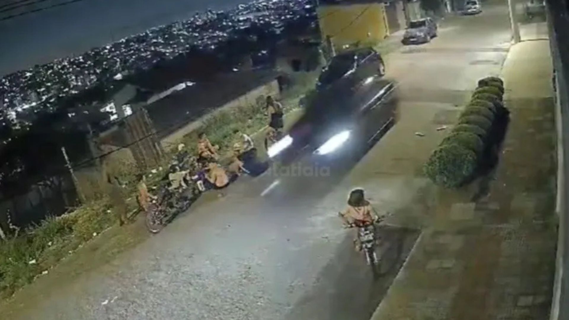 Homem tenta atropelar crianças na rua; imagens de segurança registram a cena