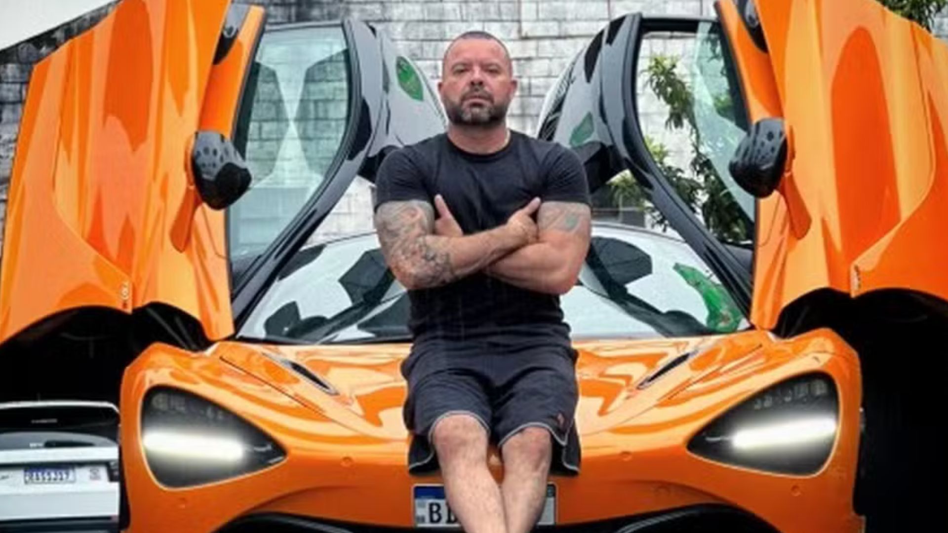 Urgente! Influenciador de 46 anos morre após anestesia geral para fazer tatuagem