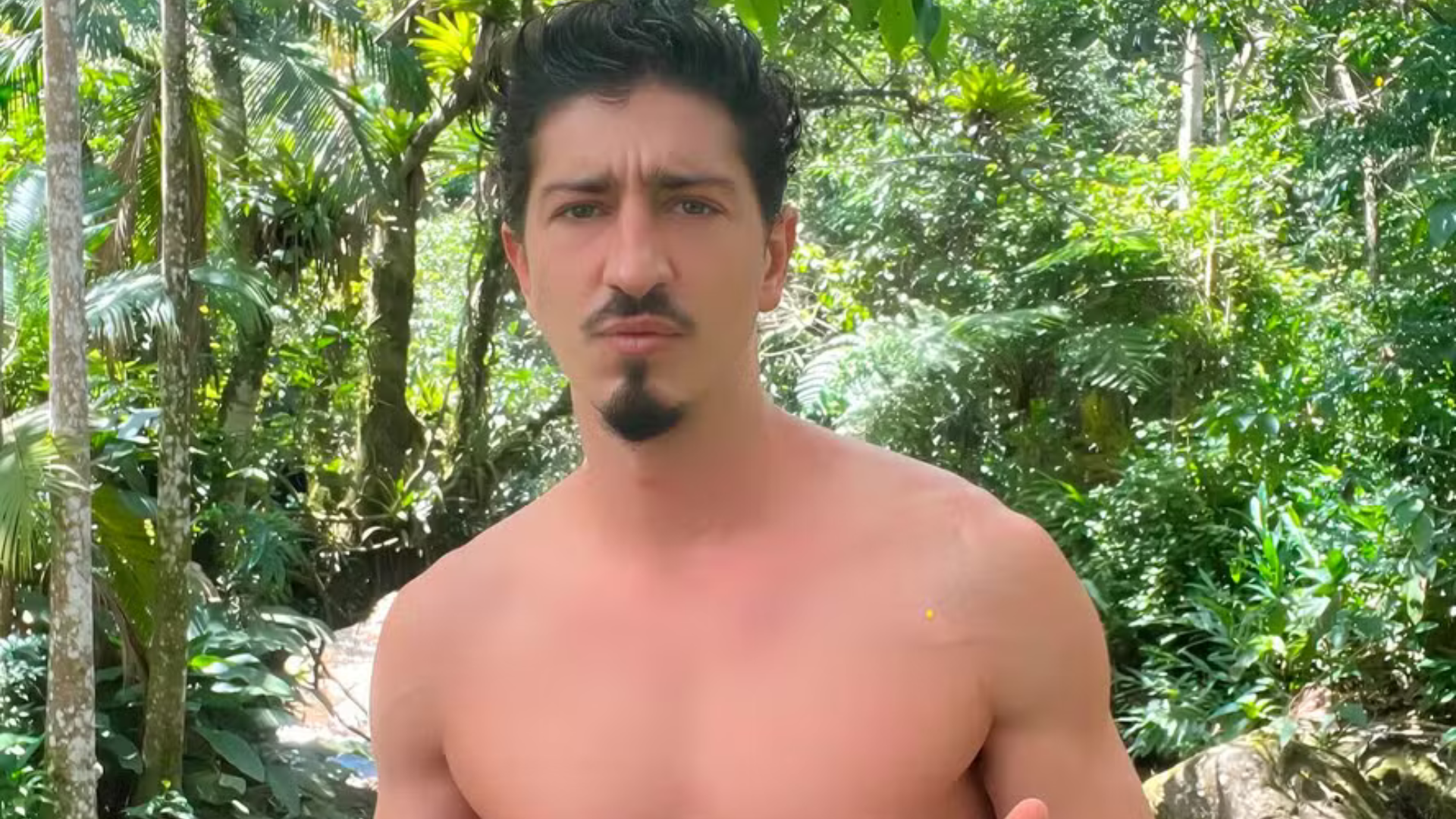 Johnny Massaro posta foto rara com o namorado: ‘Ainda tem’