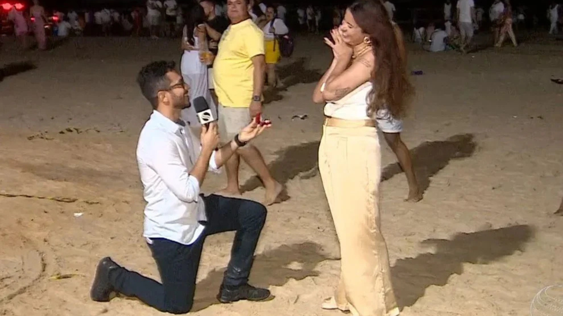 Jornalista da Globo pede namorada em casamento durante reportagem na virada