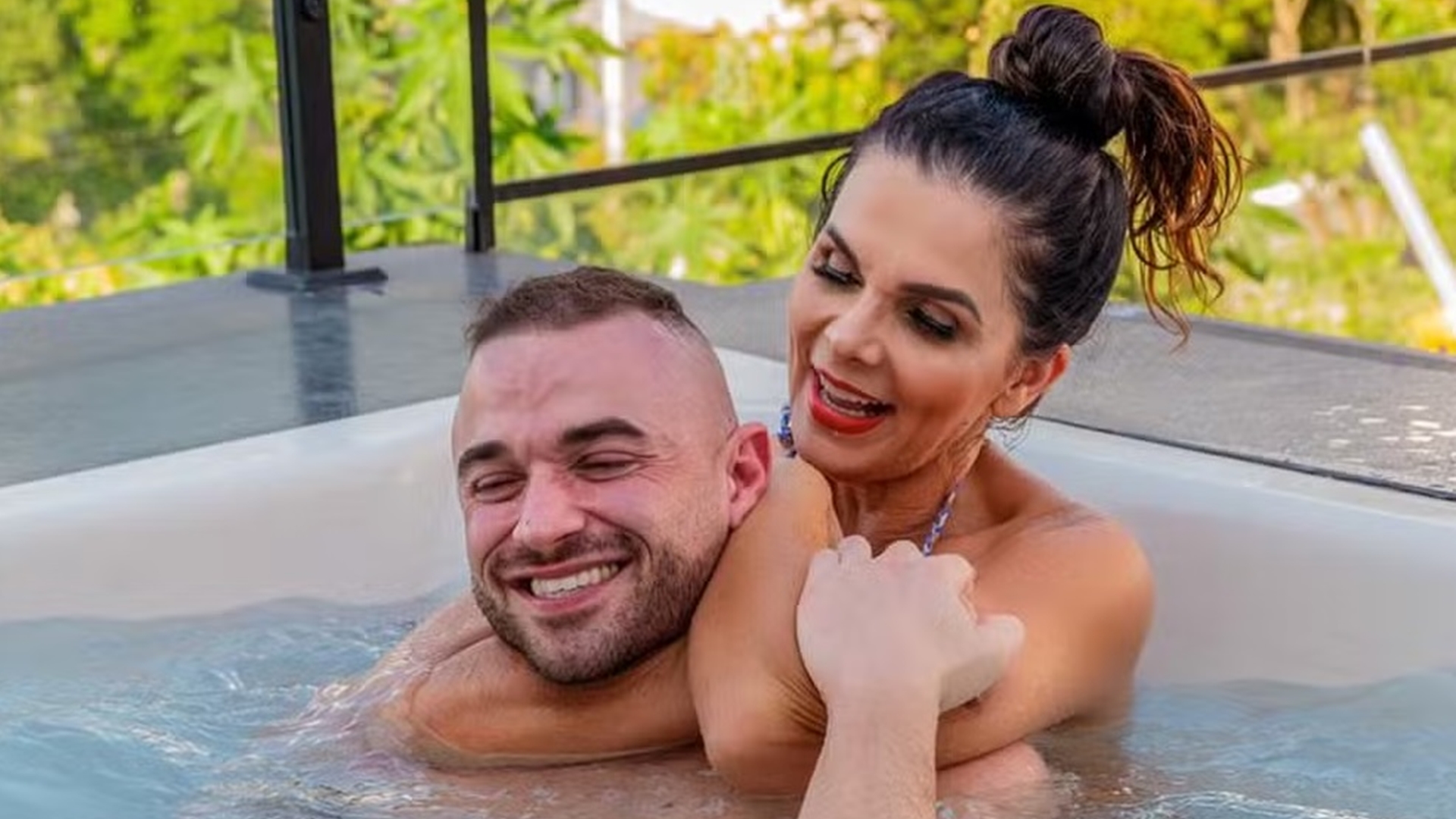 Luiza Ambiel conta detalhes de filme quente com fã: ‘Depiladinho’