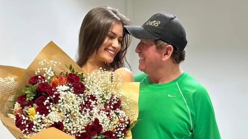 Namorada de Amado Batista faz 23 anos e ganha surpresa do cantor: ‘Meu amor’