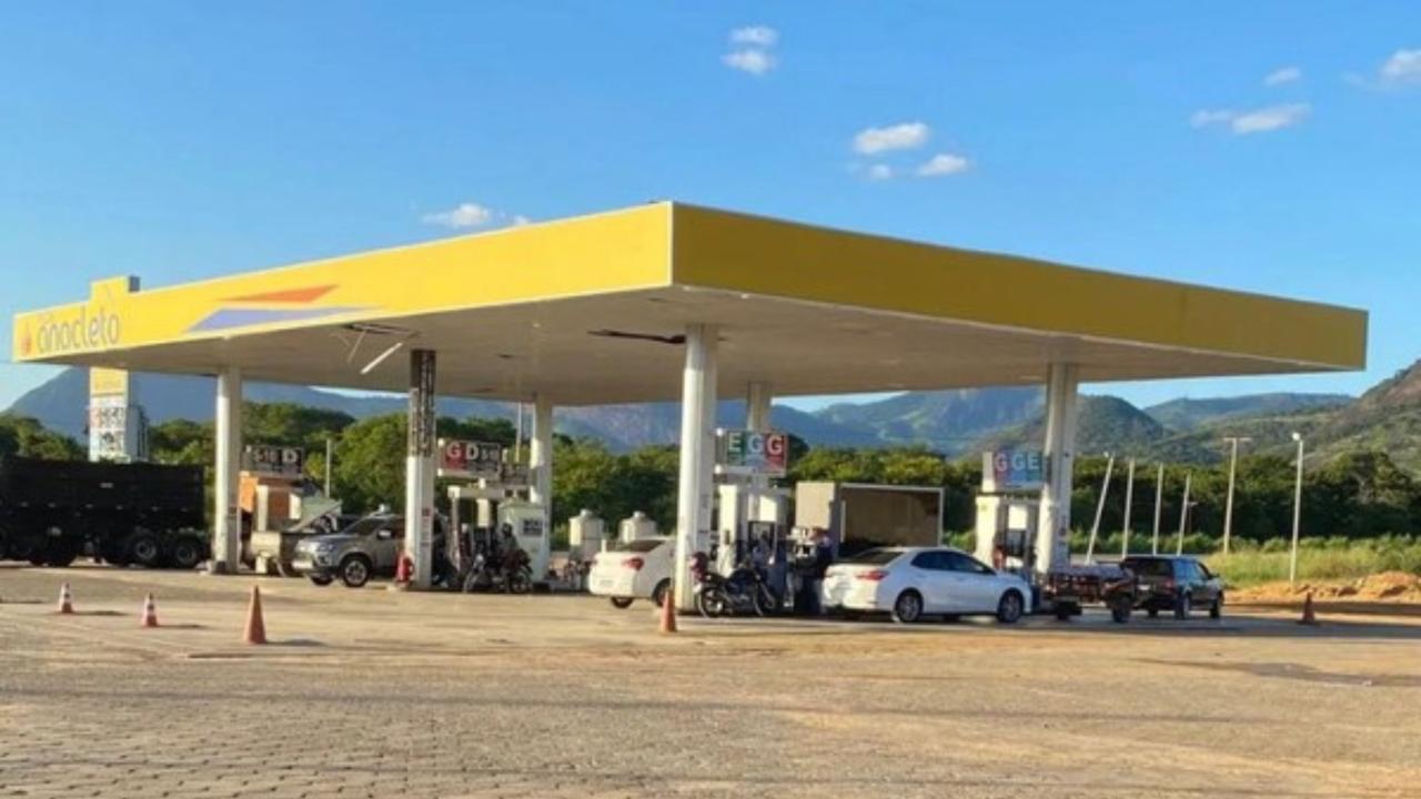 Pai esquece filhas em posto de combustível; a mais velha chamou a polícia
