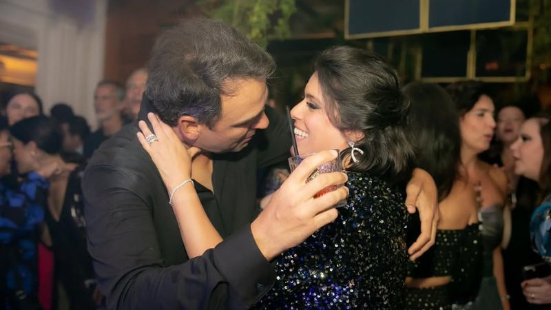 Tadeu Schmidt opina sobre suposta participação da esposa no BBB: ‘Ganhando’