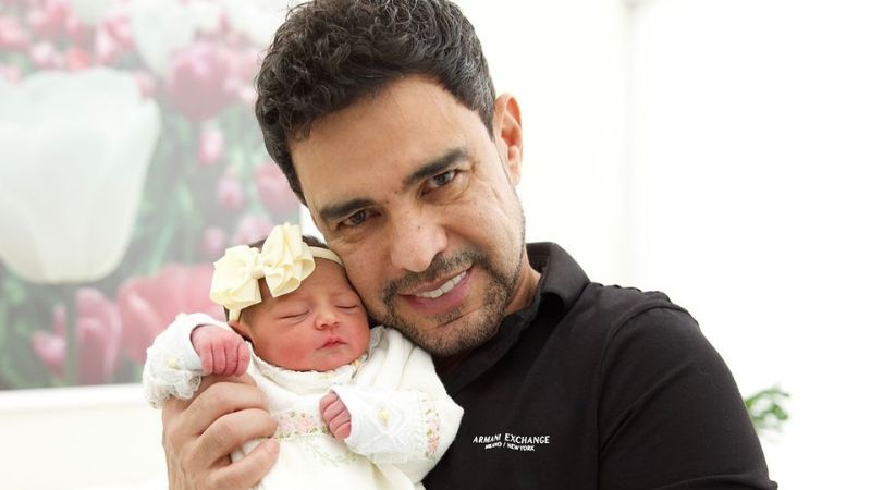 Zezé Di Camargo se emociona ao falar sobre paternidade aos 62 anos: ‘Alívio na alma’