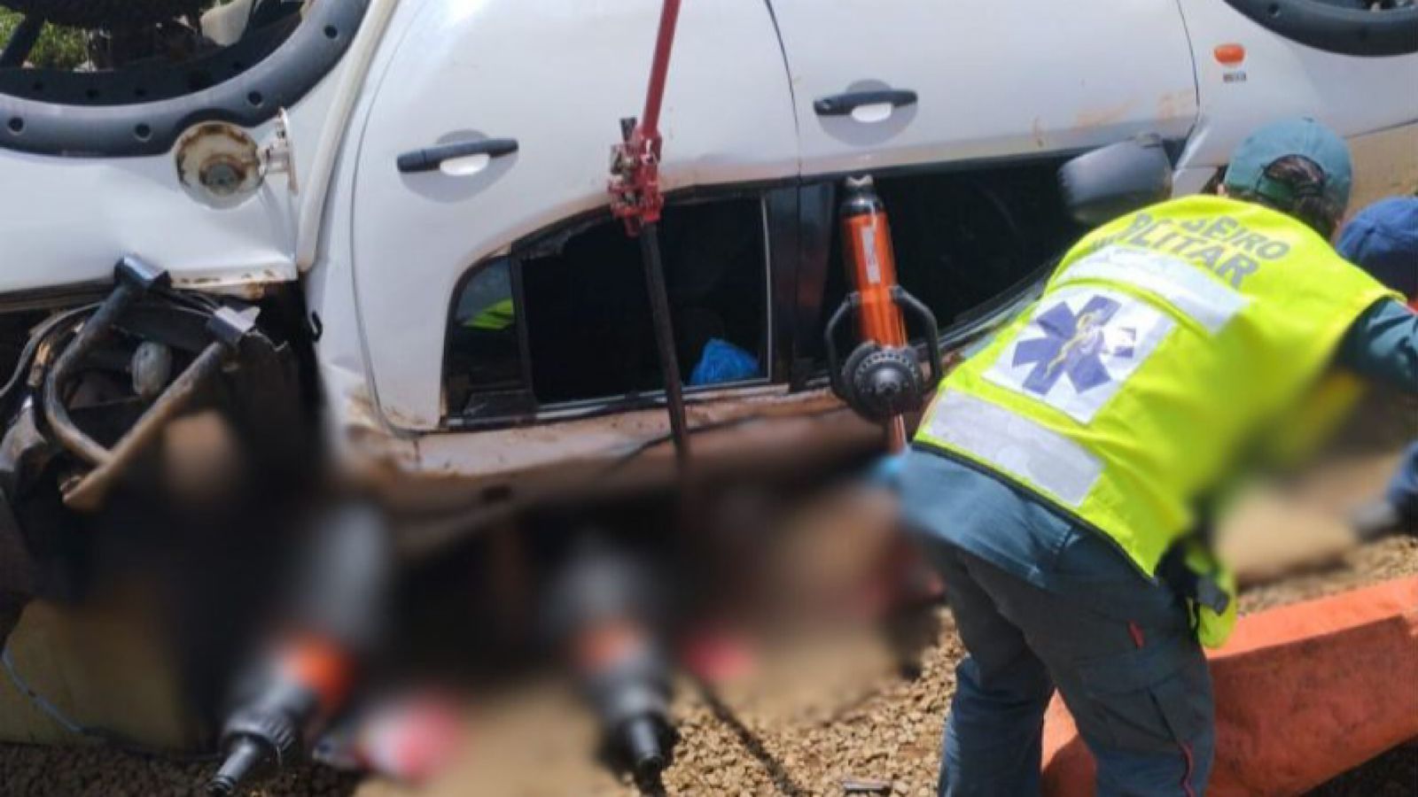 Criança morre esmagada após capotamento de caminhonete