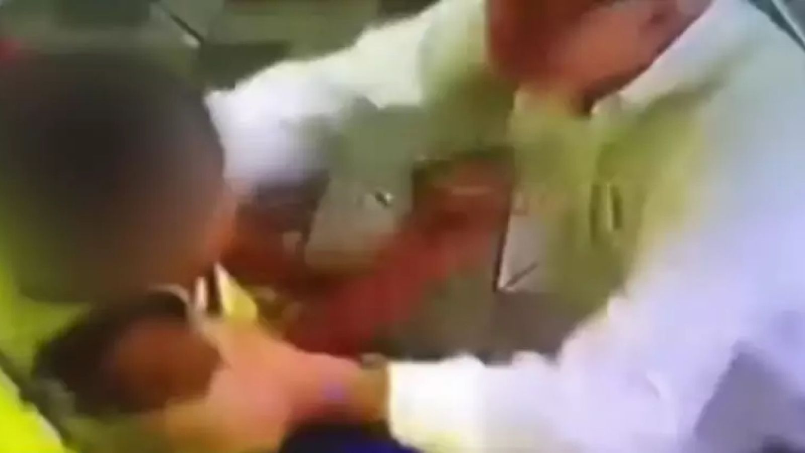 Menino de 4 anos é agredido por diretor da escola no RJ