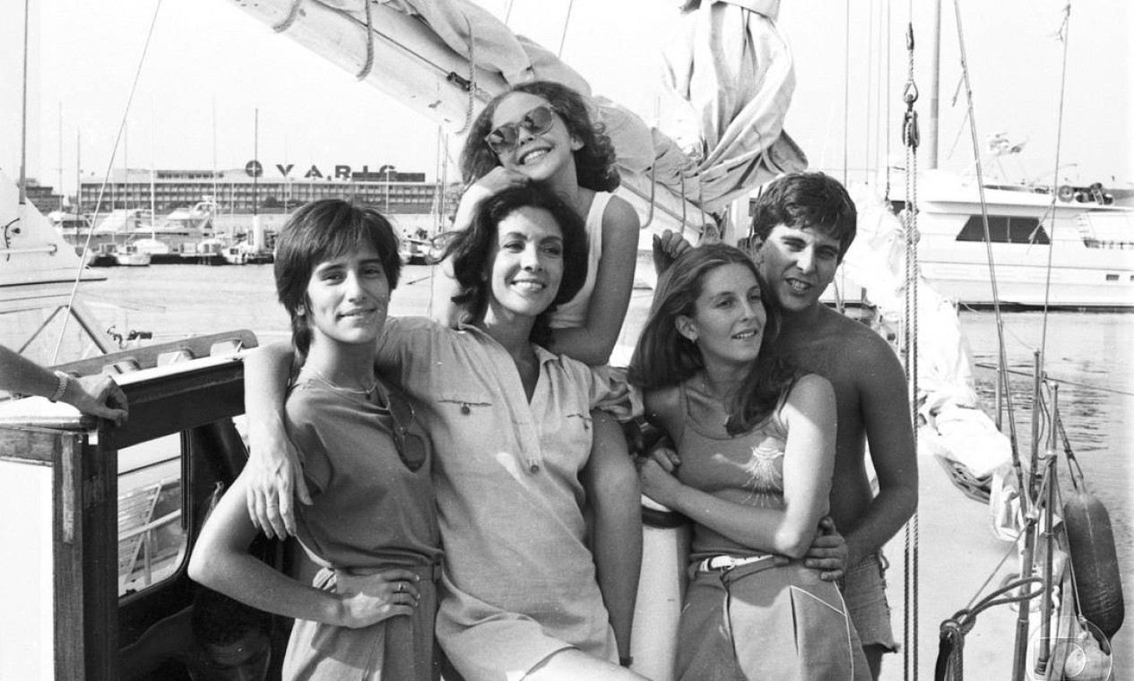 Atrizes foram hostilizadas ao gravar cena de topless em novela da Globo há 45 anos