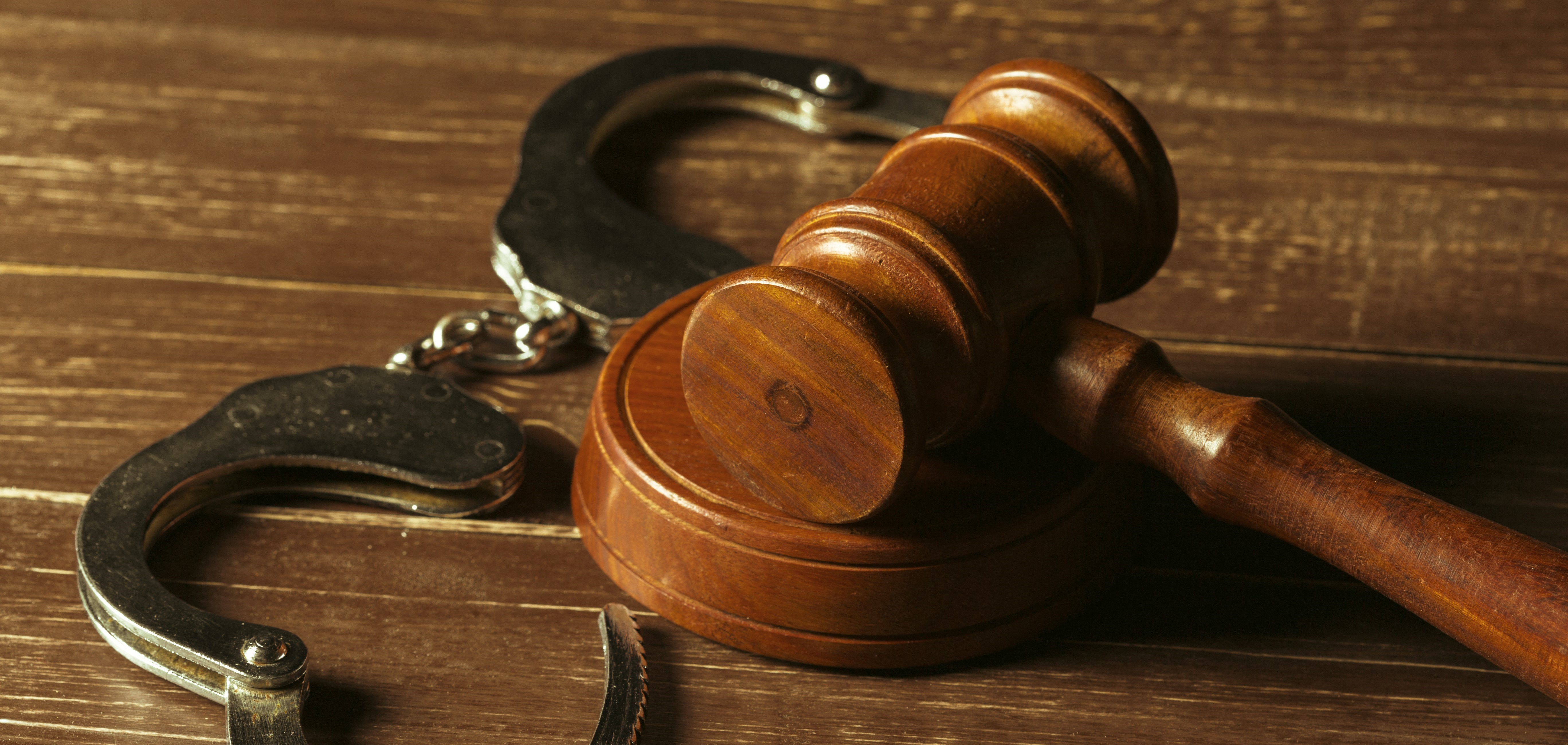 Casal é condenado a mais de 60 anos pela morte das filhas gêmeas de 8 meses